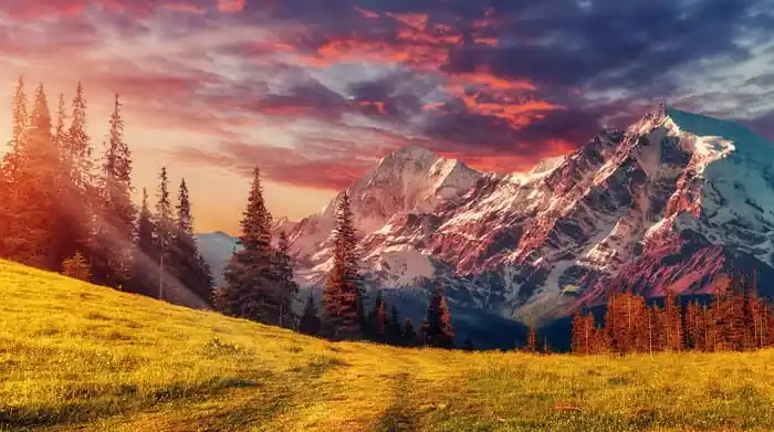 Darmowy zwrot Fototapeta Awesome Alpine Highlands In Sunny Day. Scenic Image Of Fairy-Tale Landscape With Colorful Sky Under Sunlit, Over The Majestic Rock Mountains. Wild Area. Megical Natural Background. Creative Image