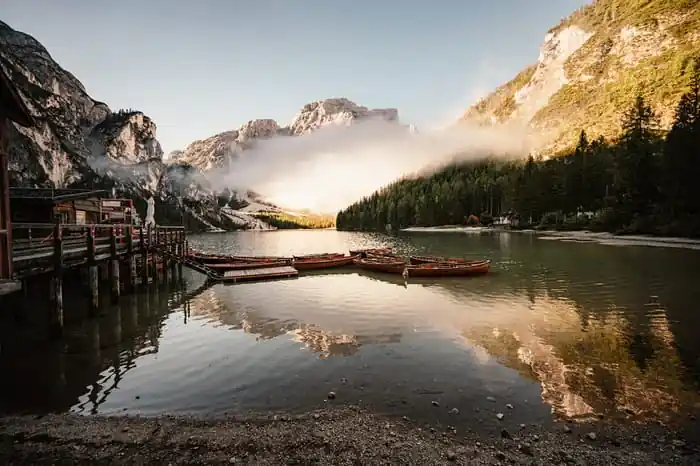 Hit sprzedaży Fototapeta Boats On The Braies Lake, Pragser Wildsee In Dolomites Mountains, Sudtirol, Italy Dolomite.