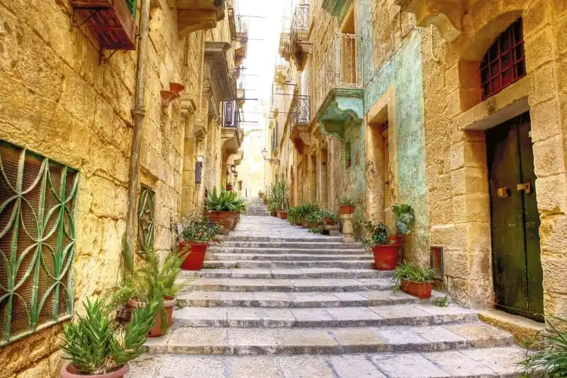 FotoTAPETA na flizelinie MS-5-0047 NARROW STREET Ekspresowa dostawa