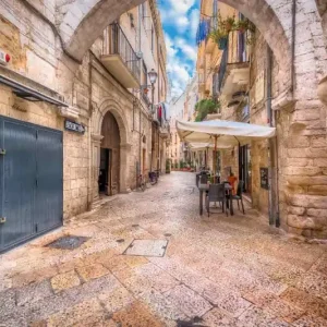 Wysoka jakość Fototapeta na Flizelinie MS-5-0683 Alley w Bari 375 x 250 cm