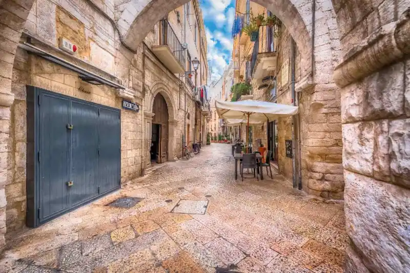 Wysoka jakość Fototapeta na Flizelinie MS-5-0683 Alley w Bari 375 x 250 cm