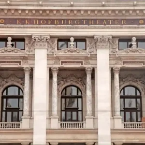 Do wyczerpania zapasów Fototapeta na Flizelinie MS-5-0820 Burgtheater 375 x 250 cm