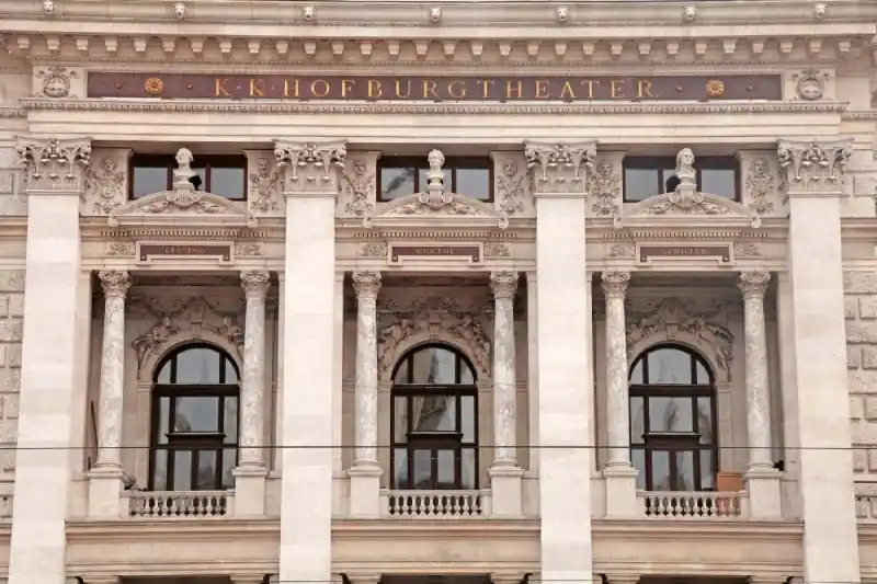 Do wyczerpania zapasów Fototapeta na Flizelinie MS-5-0820 Burgtheater 375 x 250 cm