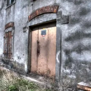 Tylko do końca tygodnia Fototapeta na Flizelinie MS-5-0858 Drzwi od podstacji elektrycznej 375 x 250 cm