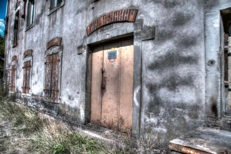 Tylko do końca tygodnia Fototapeta na Flizelinie MS-5-0858 Drzwi od podstacji elektrycznej 375 x 250 cm