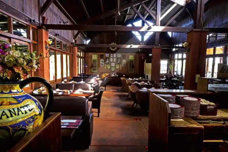 Ostatnia szansa Fototapeta na Flizelinie MS-5-0887 Klasyczne wnętrze restauracji 375 x 250 cm