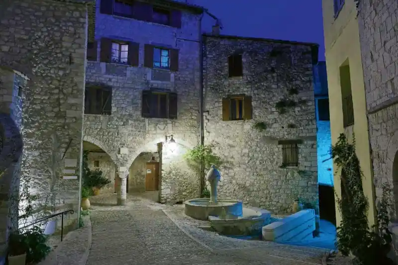 Nie przegap Fototapeta na Flizelinie MS-5-1016 Peille miasto nocą 375 x 250 cm
