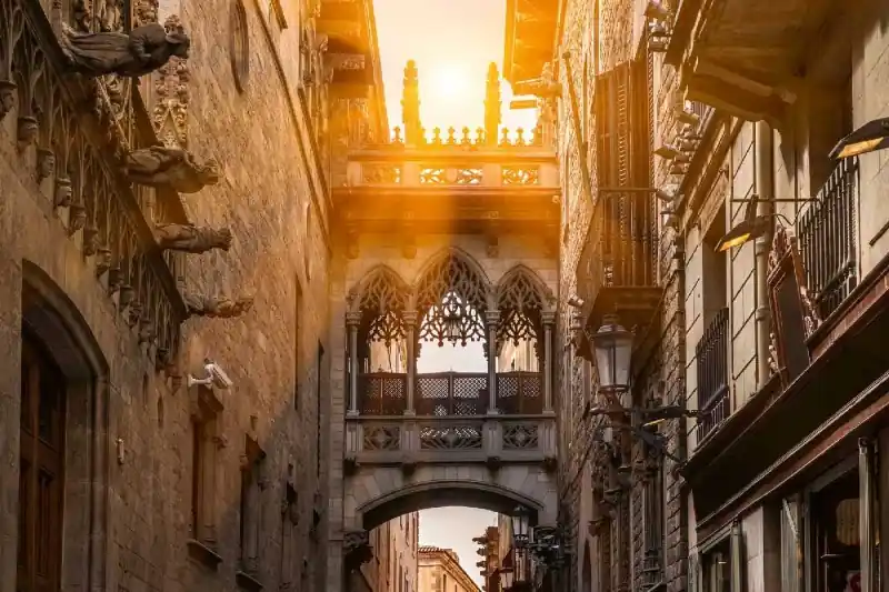 Fototapeta na Flizelinie MS-5-1030 Carrer del Bisbe, Barcelona 375 x 250 cm Ekspresowa dostawa