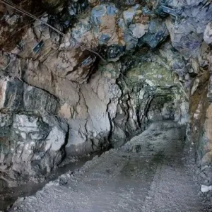 Wyprzedaż Fototapeta na flizelinie MS-5-1755 Tunel górniczy 375 x 250 cm