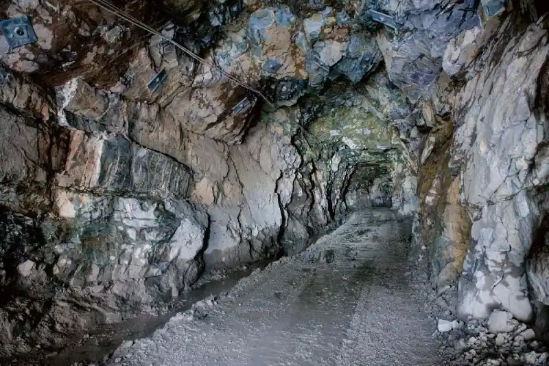 Wyprzedaż Fototapeta na flizelinie MS-5-1755 Tunel górniczy 375 x 250 cm