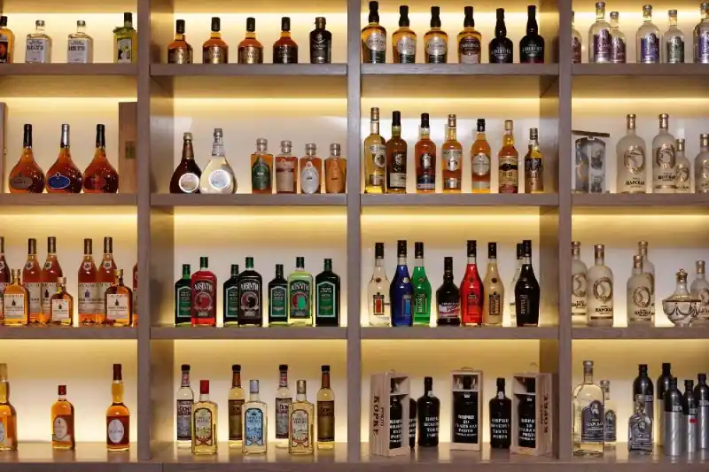 Fototapeta na flizelinie MS-5-2149 Butelki na alkohol 375 x 250 cm Rabat