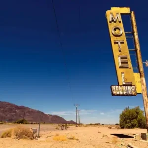 Zniżka Fototapeta na flizelinie MS-5-2227 Znak - Stary motel II. 375 x 250 cm