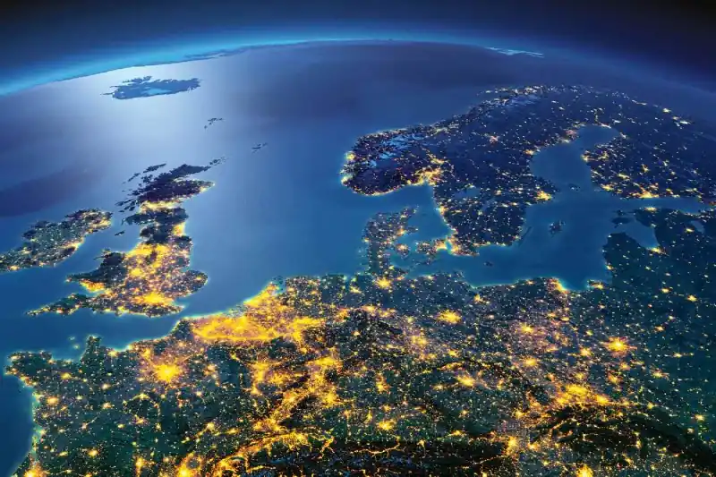 Wybór klientów Fototapeta na flizelinie MS-5-2256 Nocna Europa z kosmosu 375 x 250 cm