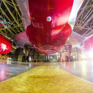 Bezpieczna płatność Fototapeta na flizelinie MS-5-2700 Samolot w hangarze 375 x 250 cm