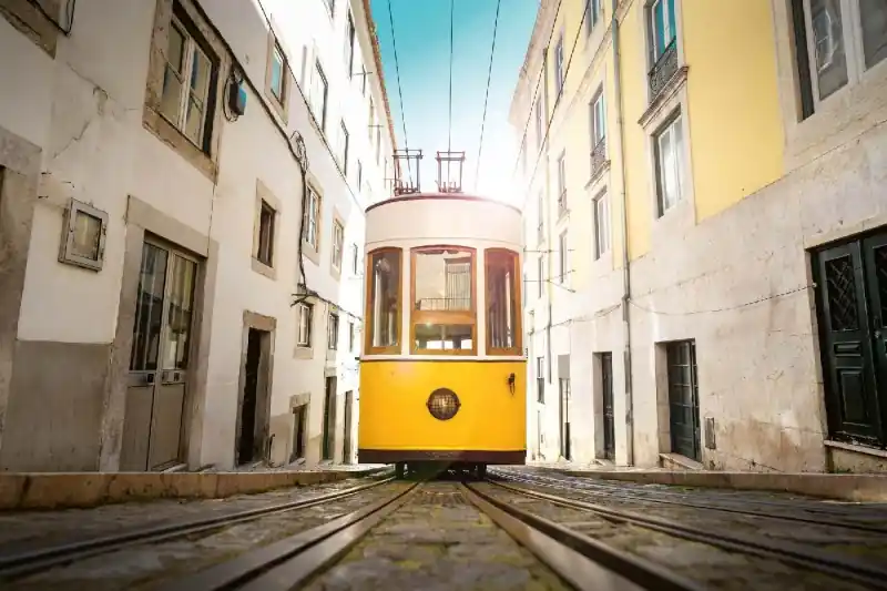 Oferta czasowa Fototapeta na flizelinie MS-5-2878 Tramwaj w Lizbonie 375 x 250 cm