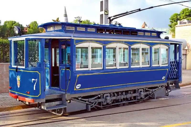 Wyprzedaż Fototapeta na flizelinie MS-5-2879 Stary niebieski tramwaj 375 x 250 cm