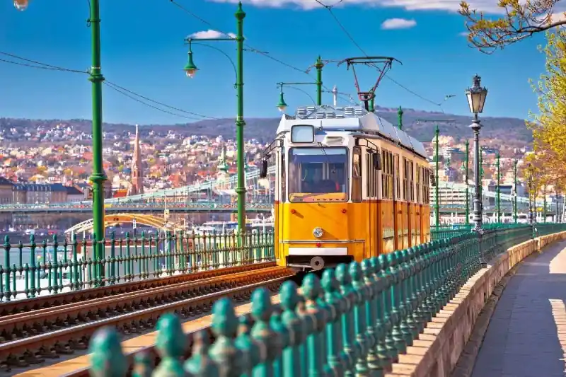 Super okazja Fototapeta na flizelinie MS-5-2880 Zabytkowy żółty tramwaj 375 x 250 cm
