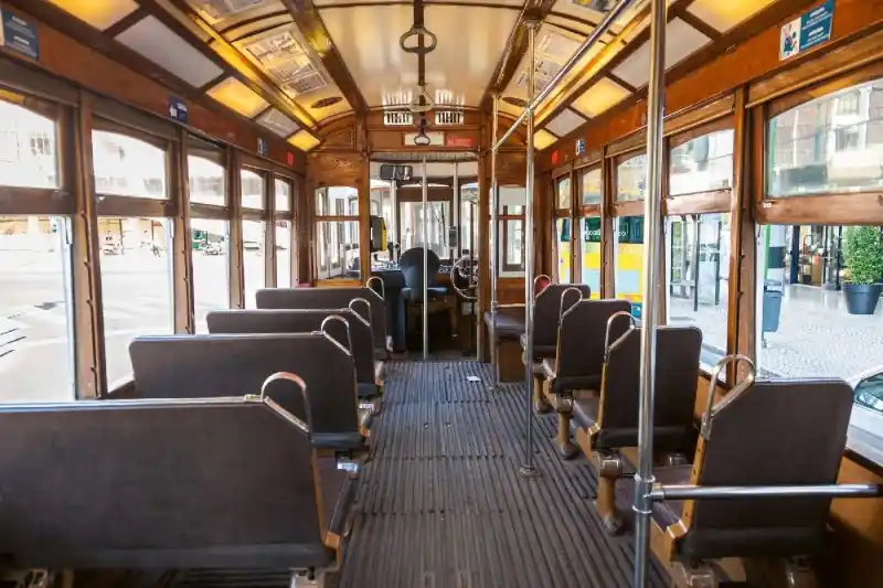 Wyjątkowa oferta Fototapeta na flizelinie MS-5-2883 Wnętrze starego tramwaju 375 x 250 cm