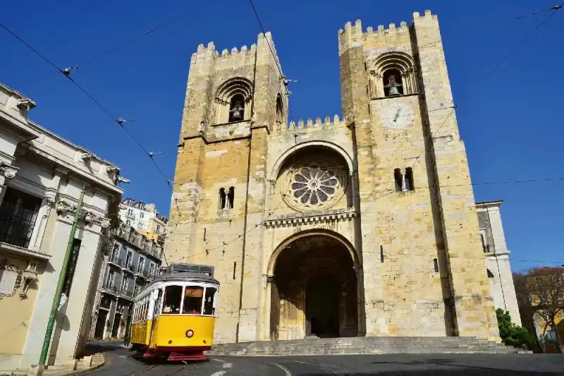 Rabat Fototapeta na flizelinie MS-5-2894 Katedra Sé, Lizbona 375 x 250 cm