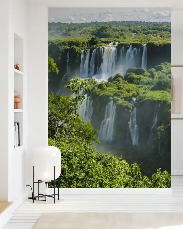 Ostatnie sztuki Wodospad Iguazu przez drzewa