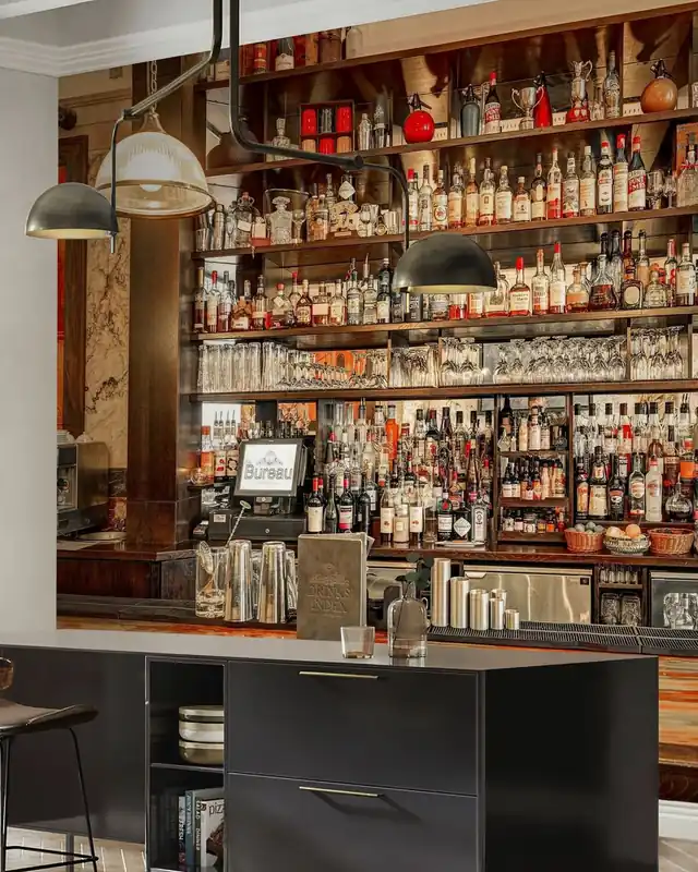 Taniej Majestatyczny Bar